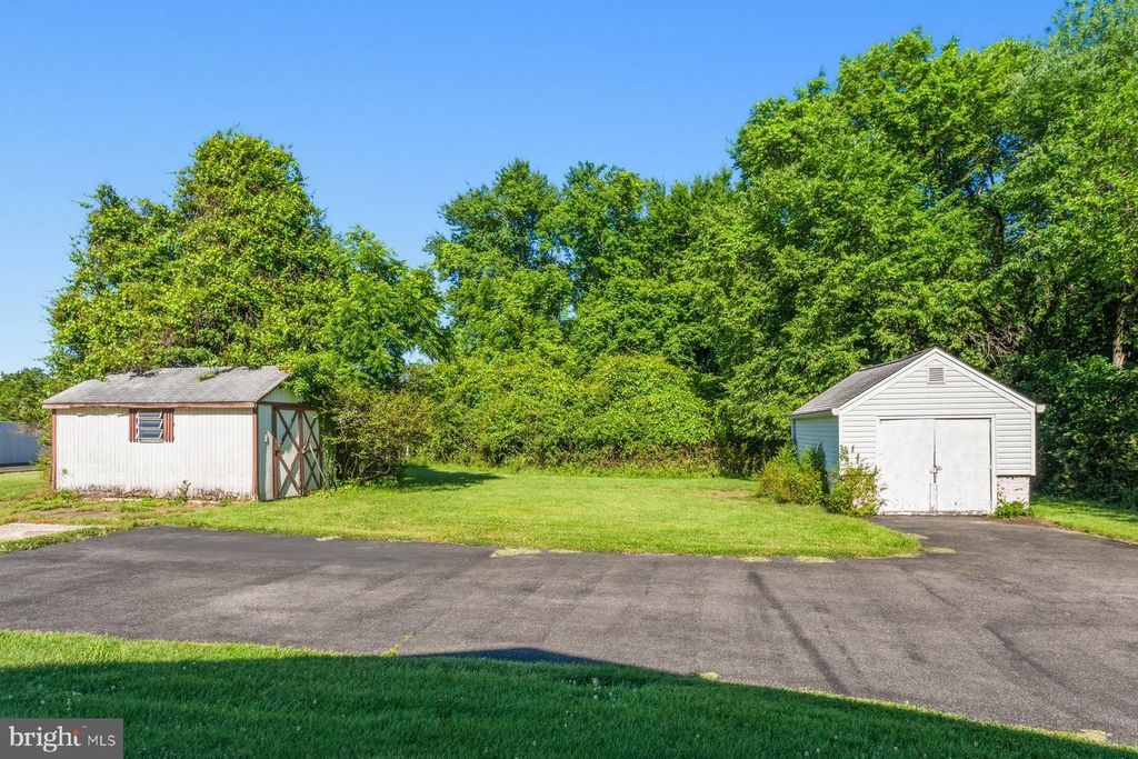 Image 21 of property listing at 2815 RITCHIE RD, District Heights, MD 20747