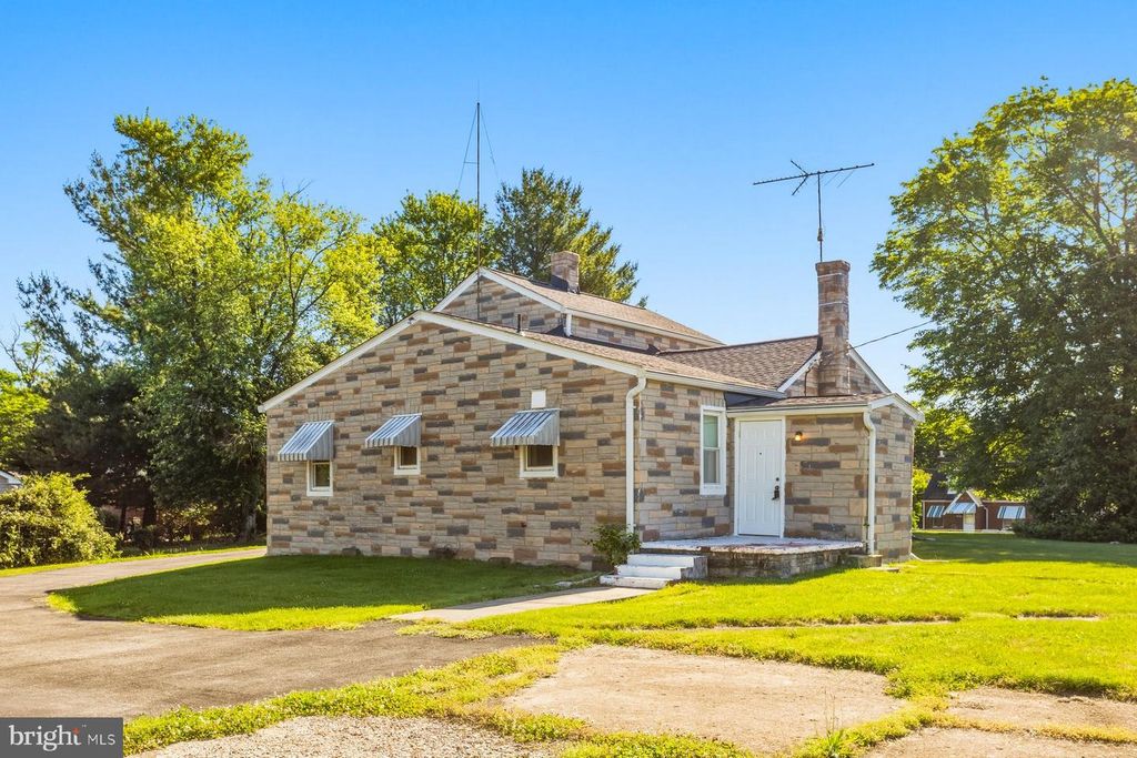 Image 3 of property listing at 2815 RITCHIE RD, District Heights, MD 20747
