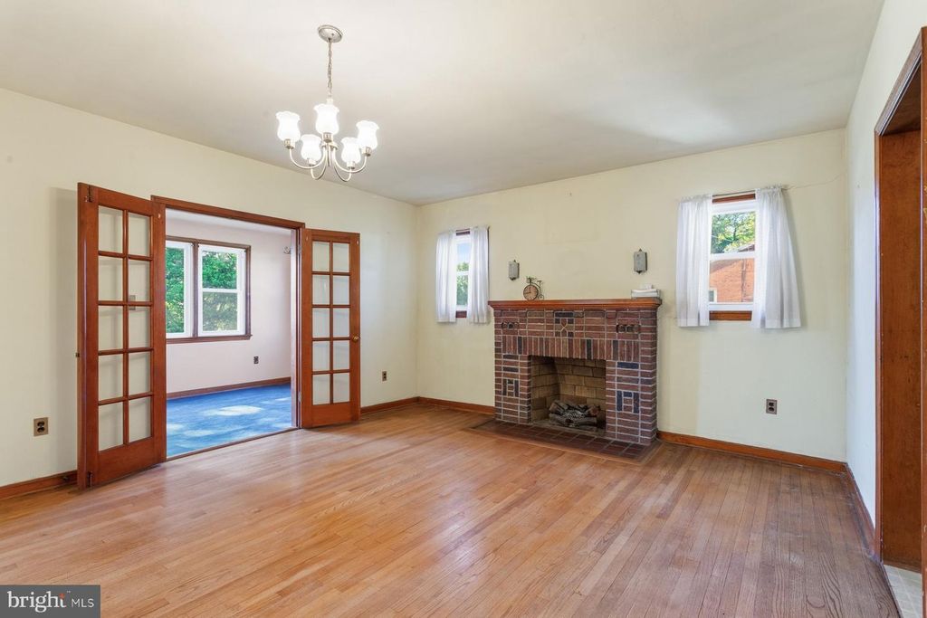 Image 9 of property listing at 2815 RITCHIE RD, District Heights, MD 20747