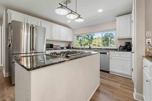 1821 E Lakeview Drive, Benton, AR 72015