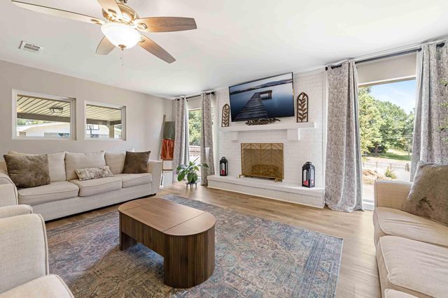 1821 E Lakeview Drive, Benton, AR 72015