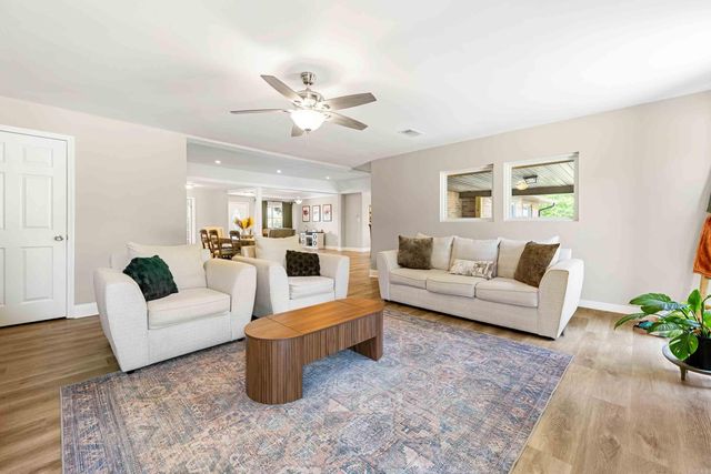 1821 E Lakeview Drive, Benton, AR 72015
