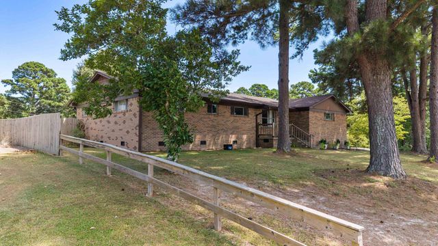 1821 E Lakeview Drive, Benton, AR 72015