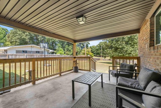 1821 E Lakeview Drive, Benton, AR 72015