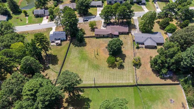 1821 E Lakeview Drive, Benton, AR 72015