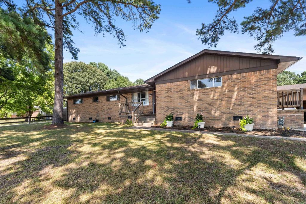 1821 E Lakeview Drive, Benton, AR 72015