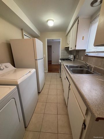 22628 Oaklane Street, Warren, MI 48089