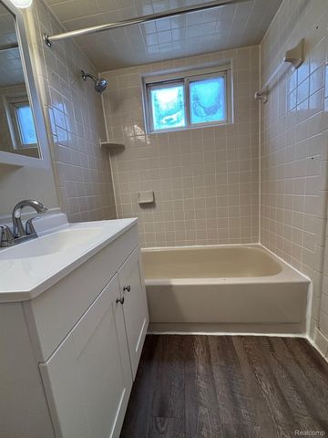 22628 Oaklane Street, Warren, MI 48089