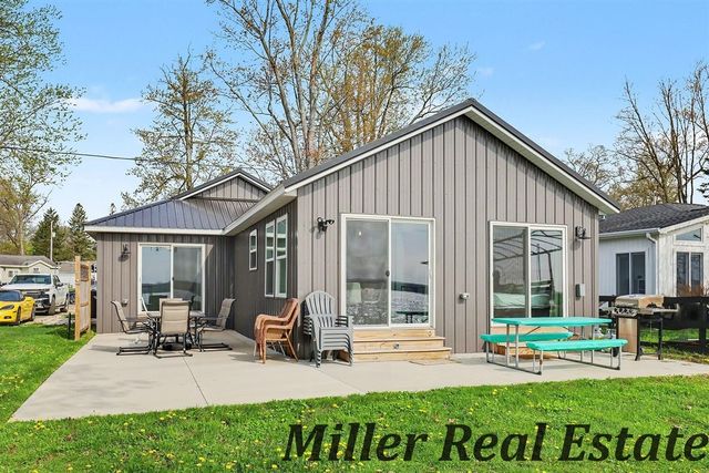 2751 Russell Drive, Wayland, MI 49348