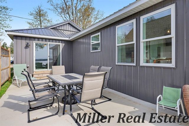 2751 Russell Drive, Wayland, MI 49348