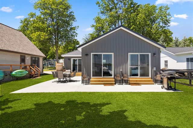 2751 Russell Drive, Wayland, MI 49348
