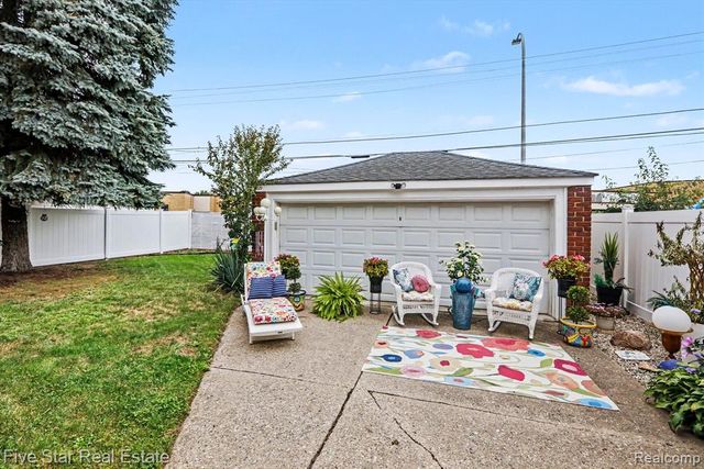 15283 Couzens Avenue, Eastpointe, MI 48021