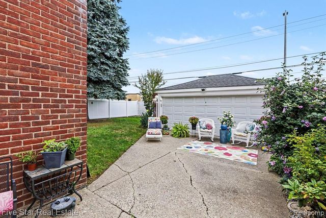 15283 Couzens Avenue, Eastpointe, MI 48021