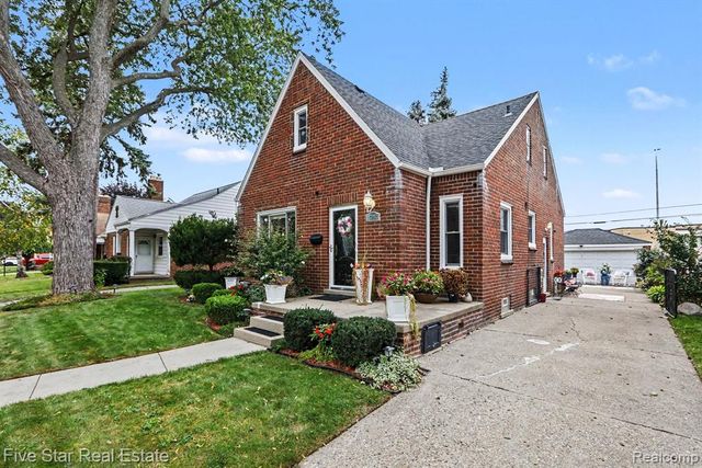 15283 Couzens Avenue, Eastpointe, MI 48021