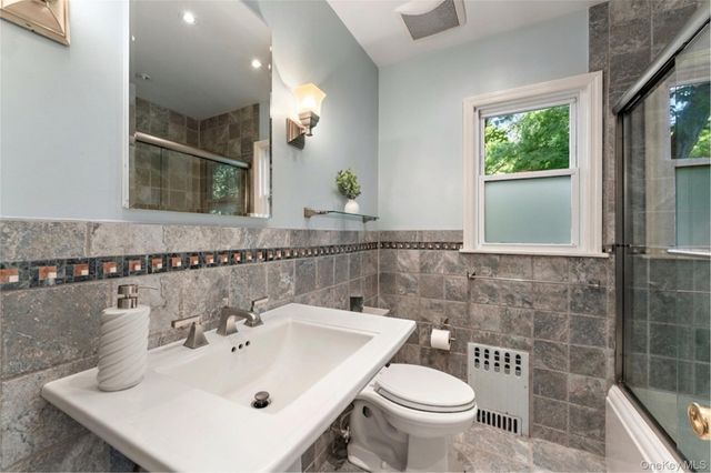 4 Pin Oak Lane, White Plains, NY 10606