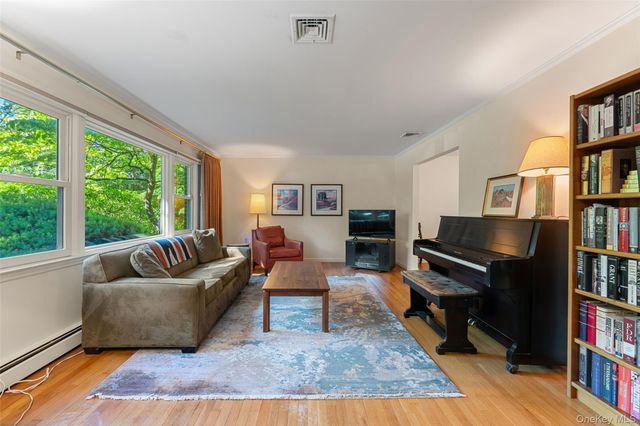 4 Pin Oak Lane, White Plains, NY 10606