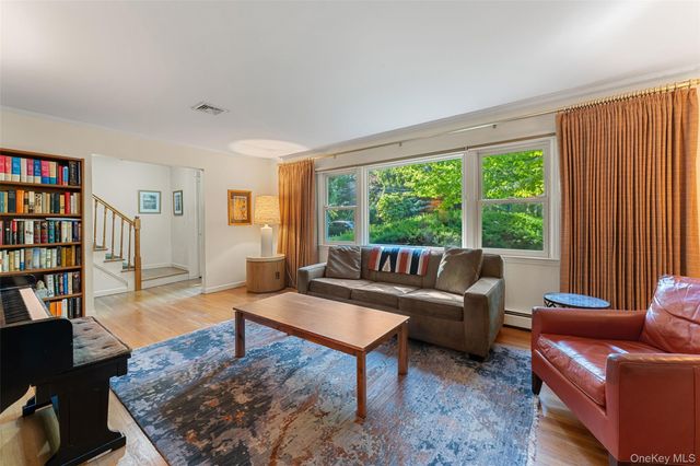 4 Pin Oak Lane, White Plains, NY 10606