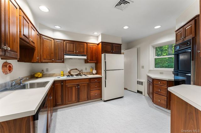 4 Pin Oak Lane, White Plains, NY 10606