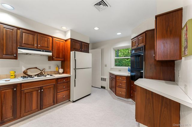 4 Pin Oak Lane, White Plains, NY 10606