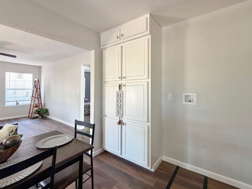 Image 11 of property listing at 521 E 42nd Street, San Angelo, TX 76903