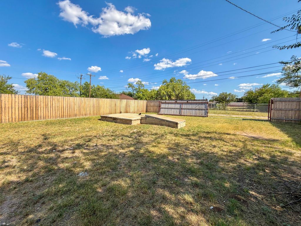Image 17 of property listing at 521 E 42nd Street, San Angelo, TX 76903
