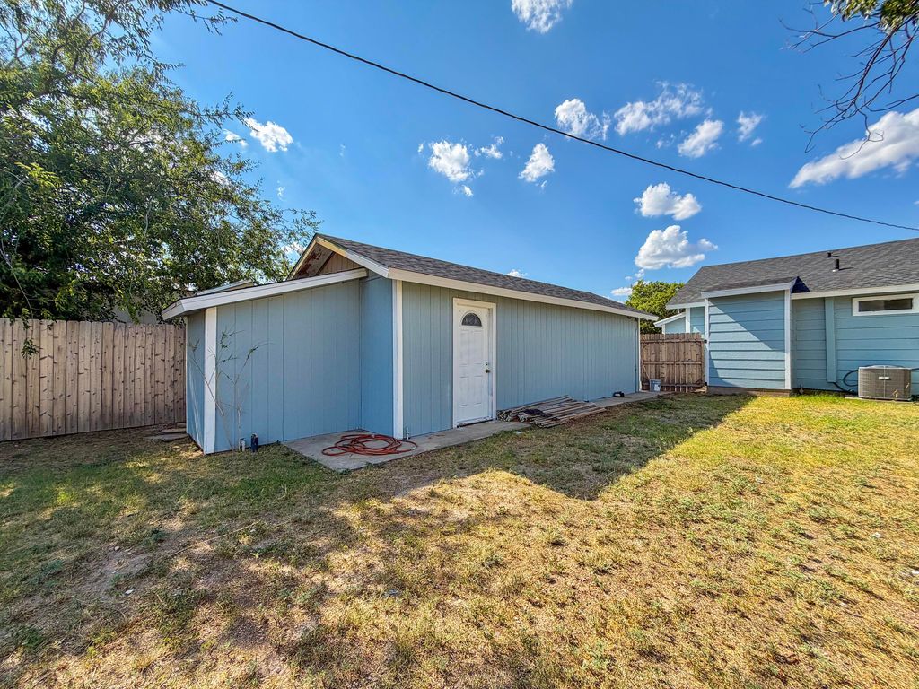 Image 18 of property listing at 521 E 42nd Street, San Angelo, TX 76903