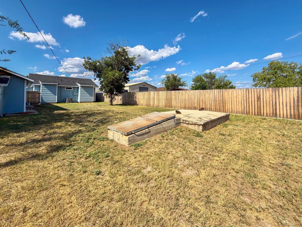 Image 19 of property listing at 521 E 42nd Street, San Angelo, TX 76903