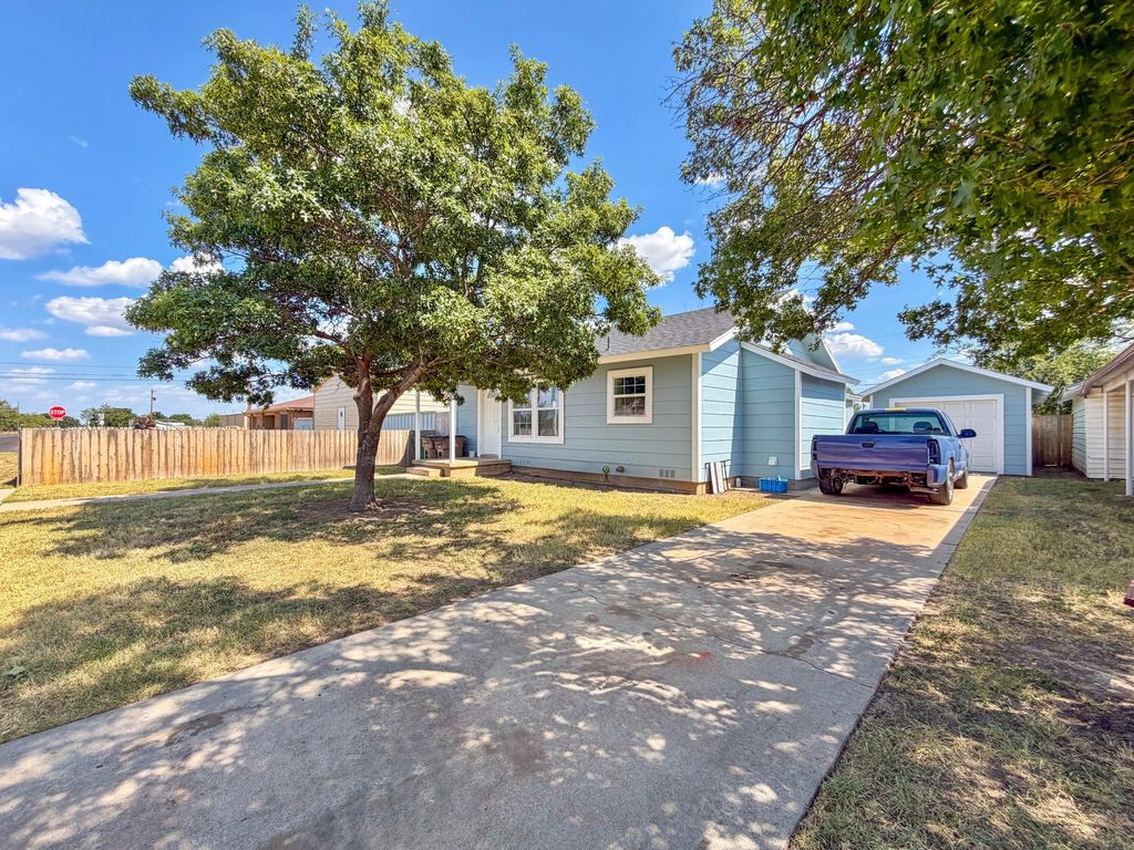 Image 4 of property listing at 521 E 42nd Street, San Angelo, TX 76903