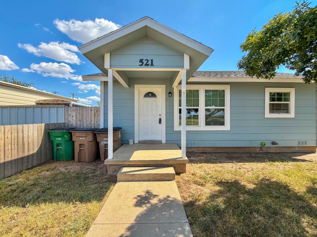 Image 5 of property listing at 521 E 42nd Street, San Angelo, TX 76903