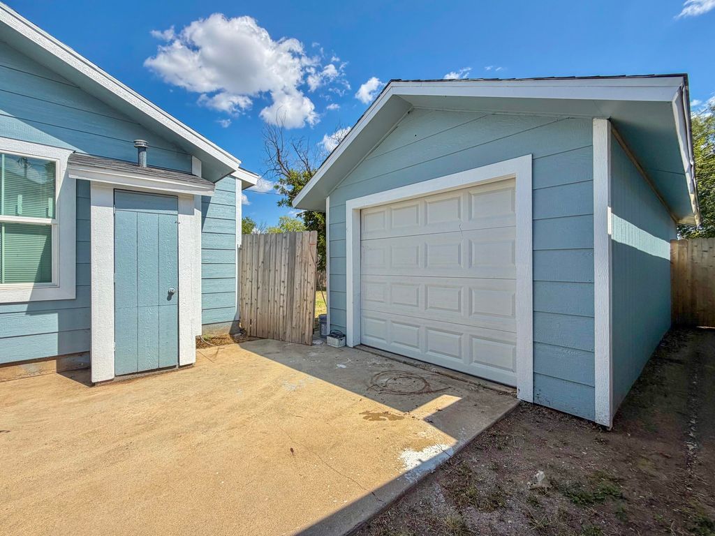 Image 6 of property listing at 521 E 42nd Street, San Angelo, TX 76903