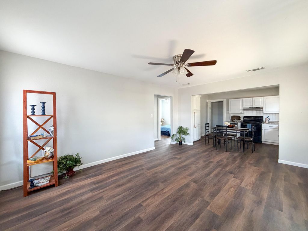 Image 7 of property listing at 521 E 42nd Street, San Angelo, TX 76903