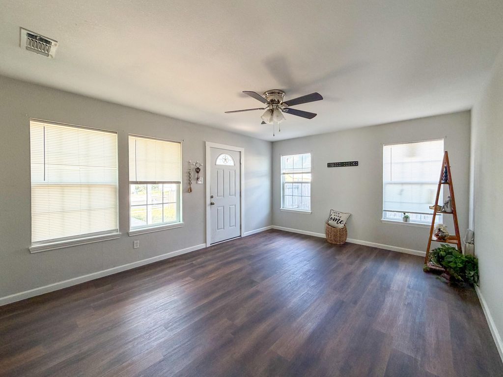 Image 8 of property listing at 521 E 42nd Street, San Angelo, TX 76903