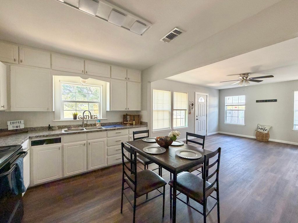 Image 9 of property listing at 521 E 42nd Street, San Angelo, TX 76903