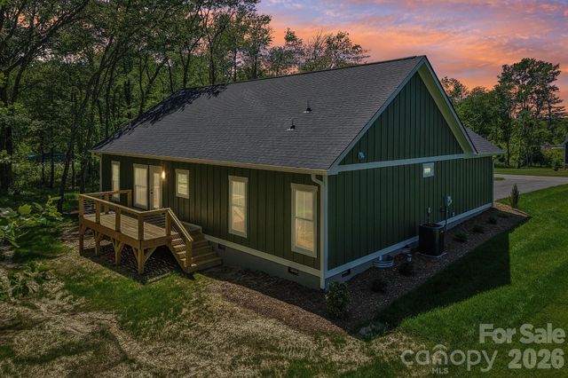 36 Haywood Crossing Drive, Hendersonville, NC 28791