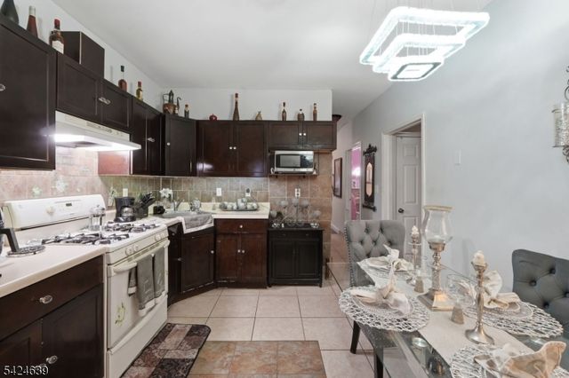 521 Maple Ave, Elizabeth City, NJ 07202