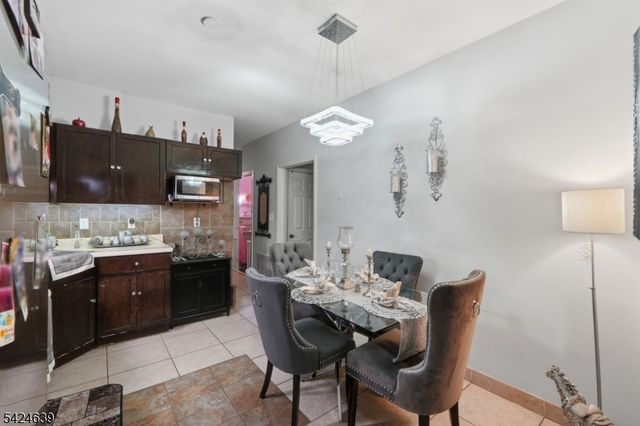 521 Maple Ave, Elizabeth City, NJ 07202