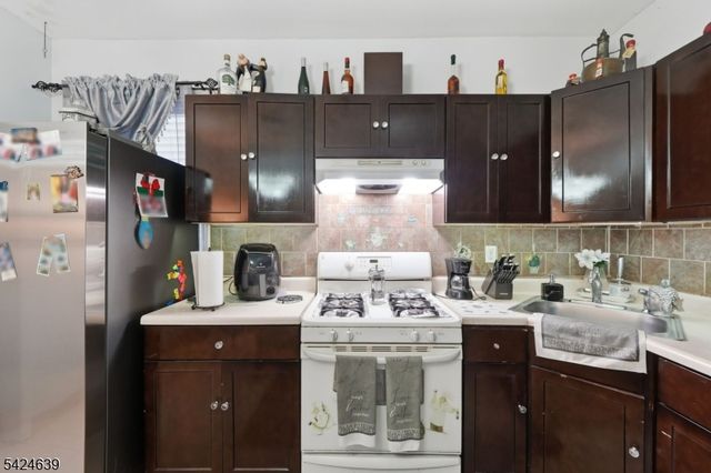 521 Maple Ave, Elizabeth City, NJ 07202