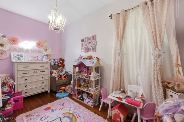 521 Maple Ave, Elizabeth City, NJ 07202