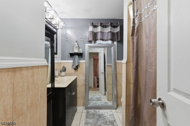 521 Maple Ave, Elizabeth City, NJ 07202