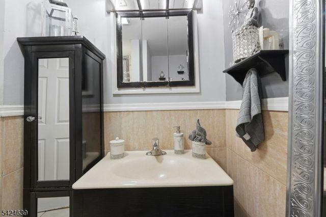 521 Maple Ave, Elizabeth City, NJ 07202