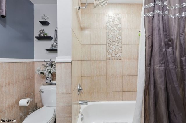 521 Maple Ave, Elizabeth City, NJ 07202