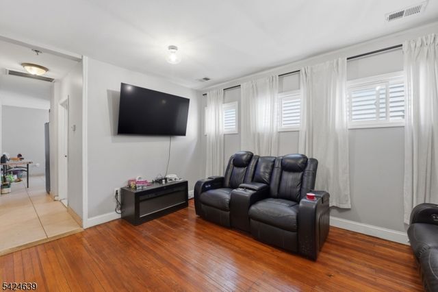 521 Maple Ave, Elizabeth City, NJ 07202