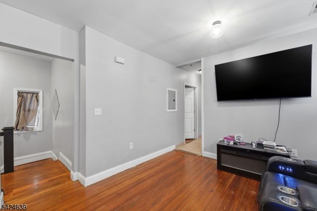 521 Maple Ave, Elizabeth City, NJ 07202