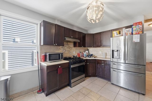 521 Maple Ave, Elizabeth City, NJ 07202