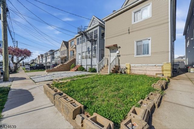 521 Maple Ave, Elizabeth City, NJ 07202