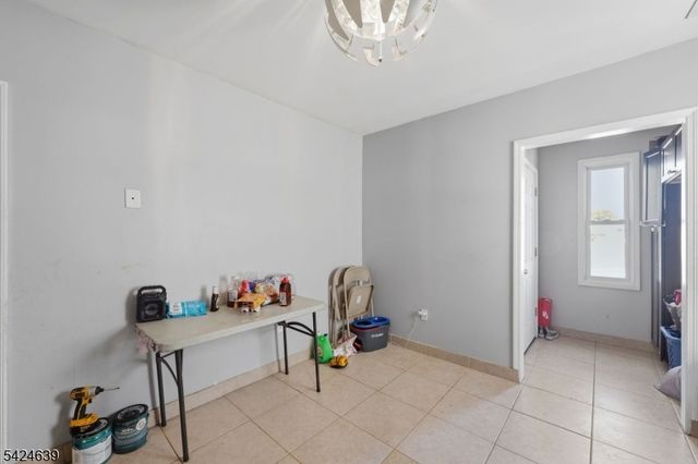 521 Maple Ave, Elizabeth City, NJ 07202