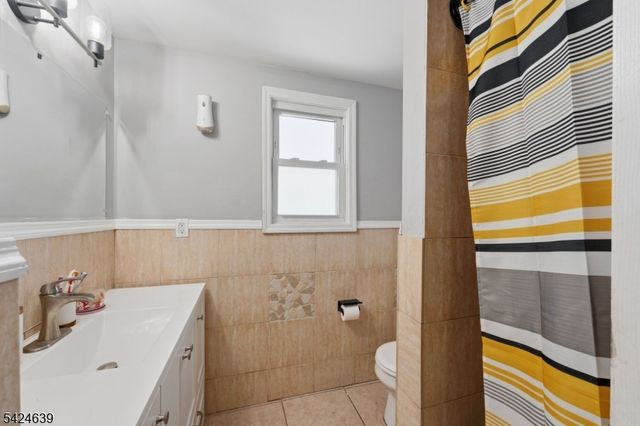 521 Maple Ave, Elizabeth City, NJ 07202