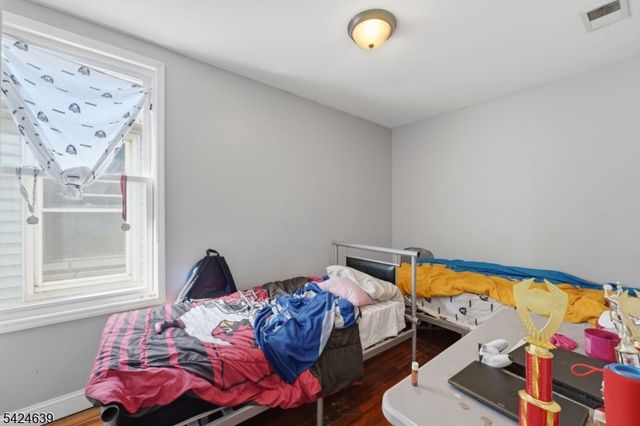 521 Maple Ave, Elizabeth City, NJ 07202