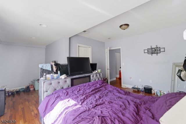 521 Maple Ave, Elizabeth City, NJ 07202