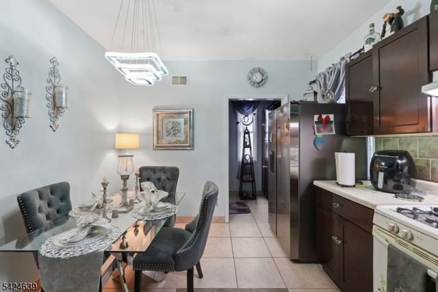 521 Maple Ave, Elizabeth City, NJ 07202